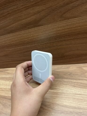 внешний аккумулятор: Компактный внешний аккумулятор MagSafe для iPhone. Выполнен в белом