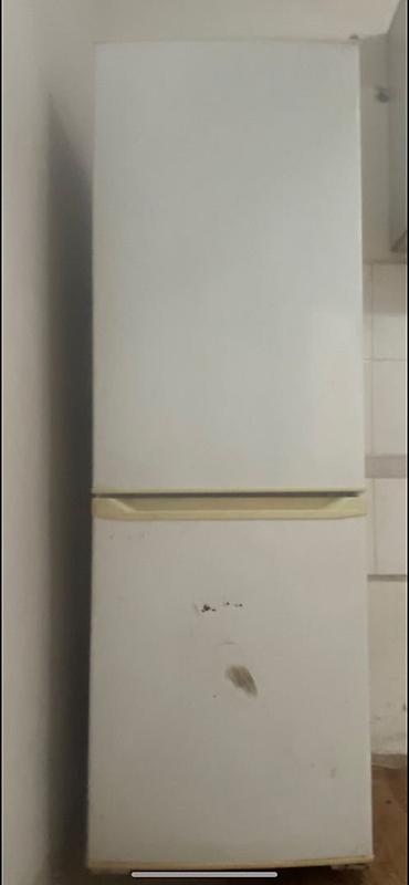 mini refrigerator: Холодильник двухкамерный, классический белый цвет. Верхняя камера — — 2