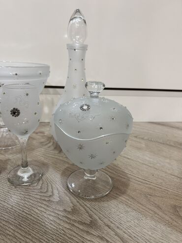 Digər içki üçün qablar: Bokal dəsti. Yenidir. 6 bokal, 1 vaza, 2 mürəbbə qabı, 1 grafin, 2 — 4