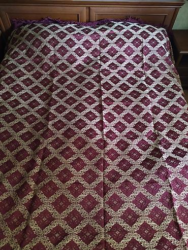 Örtüklər: Bordo rəngli Xara yataq örtüyü. Uzunluğu: 268 Eni: 232 - Material — 1