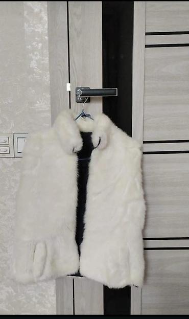 пальто мужское баку: Ağ rəngli süni kürk jilet - Rəng: ağ - Material: yumşaq süni kürk (iç — 1