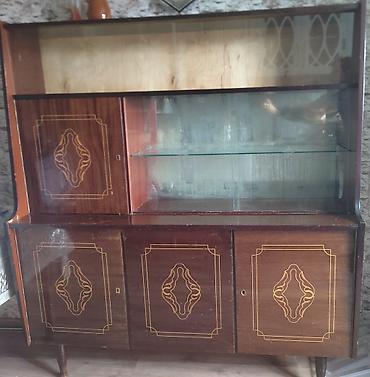 guzgulu kamot: Retro vitrin-komod - Material: ağac karkas, laklı qəhvəyi şpon - Üst — 1