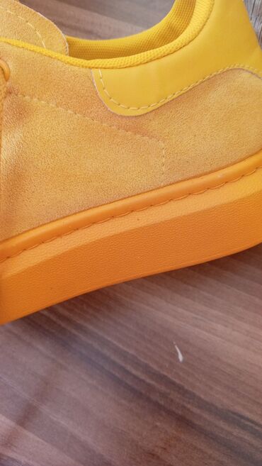 Krasofkalar və idman ayaqqabıları: Parlaq sarı rəngli uniseks idman ayaqqabısı - Stil: Klassik bağlamalı — 4