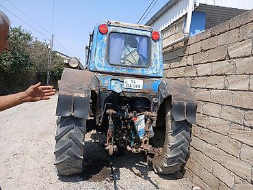 Traktor MTZ (Belarus) tipli, ön təkərli, kabinalı. Texniki