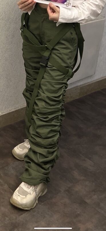 Pencəklər: Yüksək bel, zeytun-yaşıl rəngli streetwear üslubunda pantolon. S ölçü
