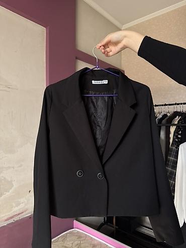 кароткие куртки: Укороченный черный жакет Fashion - Классический крой с английским — 1