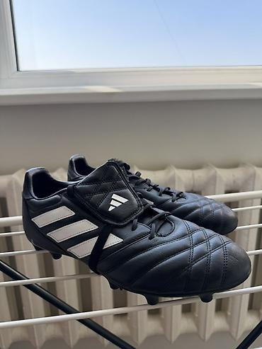 язычок: Футбольные бутсы adidas (модель с язычком-«шторкой»), черные с белыми — 7