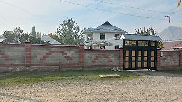 Продажа коттеджей и домов: 2кабаттуу 5бөлмөлүү жер үй сатылат. Кухня, ванна, туалет бар — 3