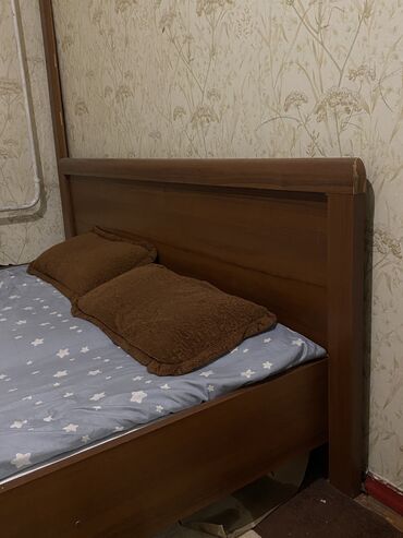 mattres: Двуспальная кровать, Б/у, Без матраса, длина - 200 см