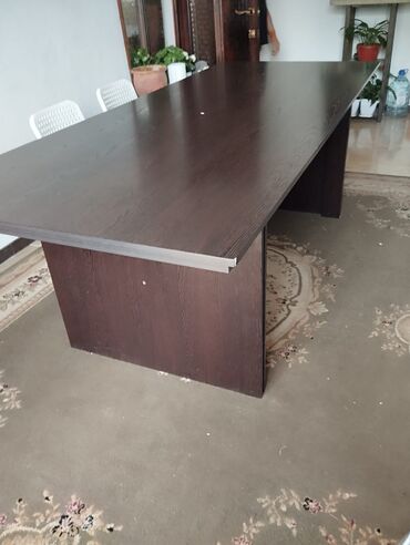 кыргыз мебель: Продаю б/у мебель. Есть офисный большой стол, 2шт. кресло, шкаф и