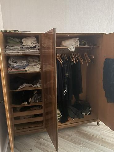 Dolablar: Üç qapılı taxta paltar şkafı - Material: təbii ağac, parlaq cila ilə — 2