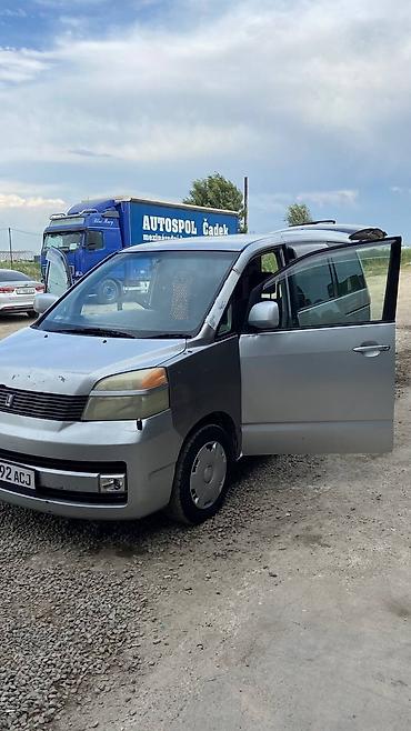 Toyota Voxy: 2003 г., 2 л, Автомат, Бензин, Минивэн