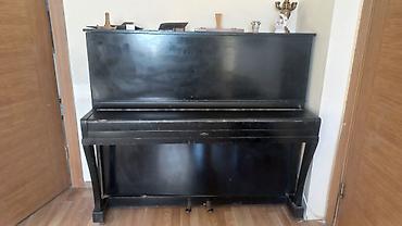 Musiqi alətləri: Upright piano – klassik qara korpus, kompakt ölçülü vertikal model — 1