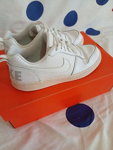 Nike bele patike – koža, perforirane Broj 38,5. Velicina kalupa 24 cm