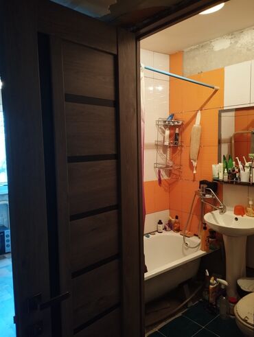 срочно продаётся 1 комнатная квартира в районе ошского рынка по улице молодая гвардия токтогула: 2 бөлмө, 42 кв. м, 104-серия, 2 кабат, Косметикалык ремонт