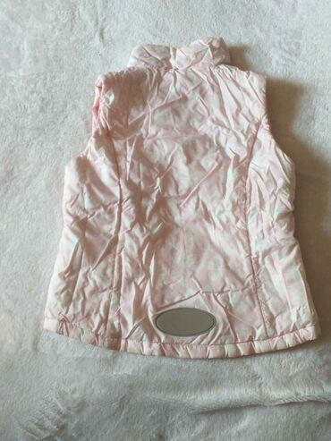 Верхняя одежда: ЖИЛЕТКИ на девочку Хорошего качества ЖИЛЕТКА с капюшоном .НОВАЯ — 10