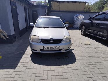 срочно продаю в связи с переездом: Серебристый хэтчбек Toyota Corolla, оснащенный четырьмя дверями и
