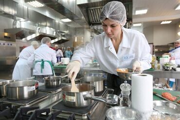 Повара: Требуется Помощник повара : Заготовщик, Европейская кухня, Без опыта