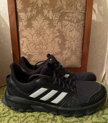 Botinkalar: Kişi üçün 42 razmer Adidas idman ayaqqabısı, yaxşı vəziyyətdədir