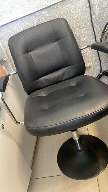 Салонные кресла: Продаю парикмахерское оборудование по низким ценам