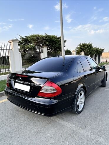 Mercedes-Benz: Mercedes-Benz E-Class sedan (W211) – qara rəngdə, klassik dörd qapılı — 5