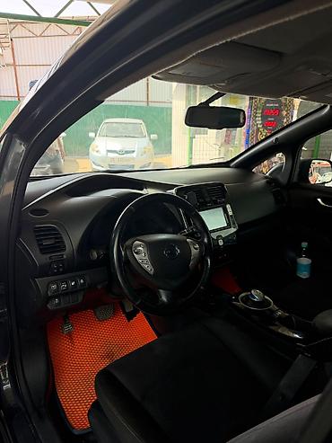 на крышу авто: Nissan Leaf: 2013 г., Электромобиль, Хэтчбэк — 2