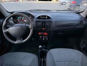 turbo az gaz 24: Ağ rəngli sedan, “Limited Edition” arxa nişanlaması ilə. Kompakt — 8