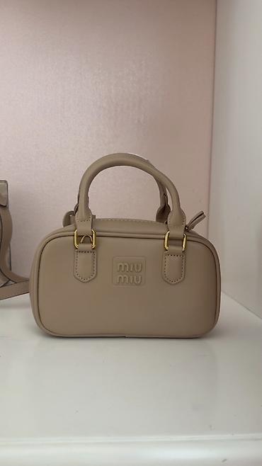 Çantalar: Miu Miu mini çanta – bej/nüde rəng palitrasında, kompakt qutu forması — 1