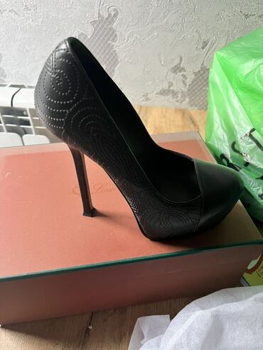 белые туфли новые: Yves Saint Laurent qadın stilettosu - Model: YSL Paris – klassik