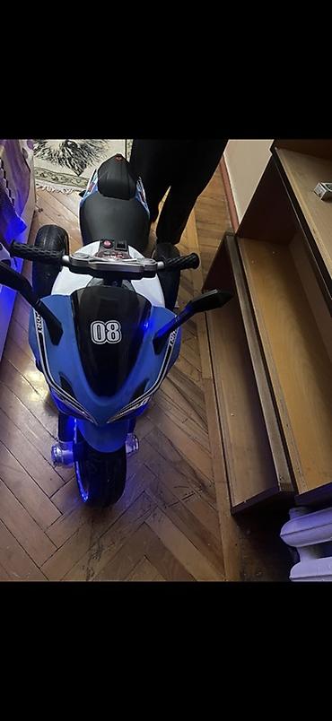 oyunca: Uşaq elektrik motosikleti – 3 təkərli, mavi/ağ rəngdə Xüsusiyyətlər — 2