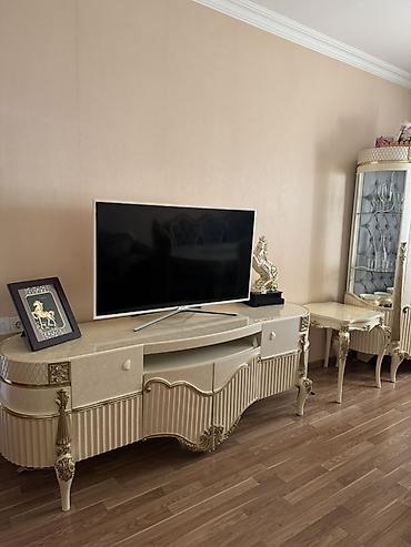 uşaq stulu: Klassik üslubda qonaq otağı dəsti - Yumşaq, düyməli başlıqlı, qızılı — 5