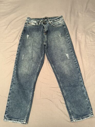 Cinslər: Hamısı klassik denim parçadandır, gündəlik və casual kombinasiyalara — 4