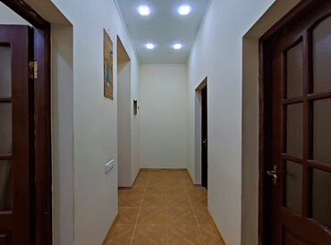 Uzunmüddətli kirayə mənzillər: 2 otaqlı mənzil – işıqlı və səliqəli planlama - Geniş dəhliz: tavan — 3