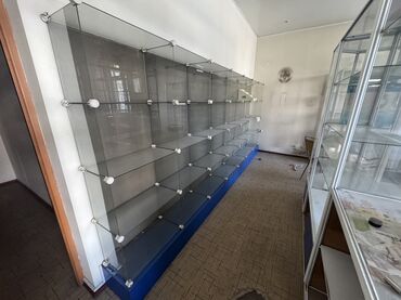 хлебный стеллаж: Многоуровневый витринный стеллаж, выполненный из прозрачного стекла