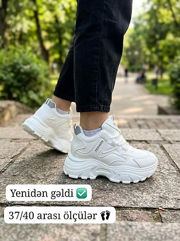 ortopedik ayaqqabı icliyi: Ağ rəngli qalın altlıqlı idman ayaqqabısı - Model: chunky platform — 1