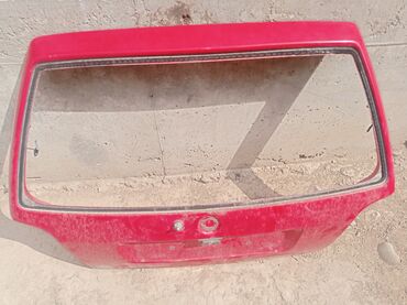 лобовое стекло гольф 2 купить в Кыргызстан | Аксессуары для авто: Продаю крышку на гольф 3 хетчбек кузов цвет красный без лобового