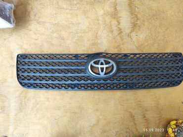 ом: Решетка радиатора Toyota Б/у, Оригинал