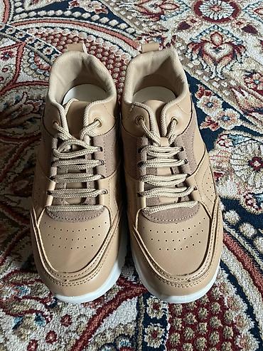 Кроссовки и спортивная обувь: Кроссовки, 2 пары. - Пара 1: бежевые кроссовки на толстой белой — 2