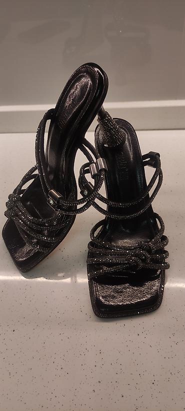 Basanoşka və səndəllər: Qadın üçün premium sandal - Rəng: qara, metalik parlaqlıq - Dizayn — 1