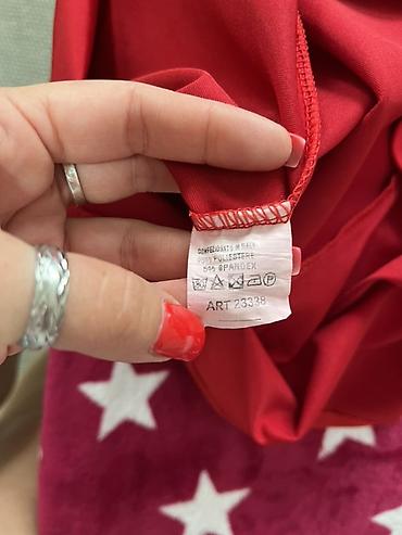 patike s: Elegantna svečana haljina u intenzivnoj crvenoj boji, izrađena od — 4