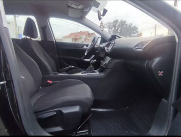 Peugeot: Crni Peugeot 308, kompaktan automobil pogodan za gradsku vožnju i duža — 7