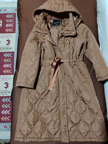 Kişi ayaqqabıları: Qadınlar üçün qəhvəyi rəngli, uzun quilted (kapitone) yağmurluq/parka