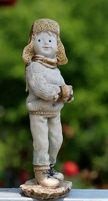 Figure: Vintage figura dečaka sa kapom i šalom 25 cm!. Prelepa figura dečaka u — 4