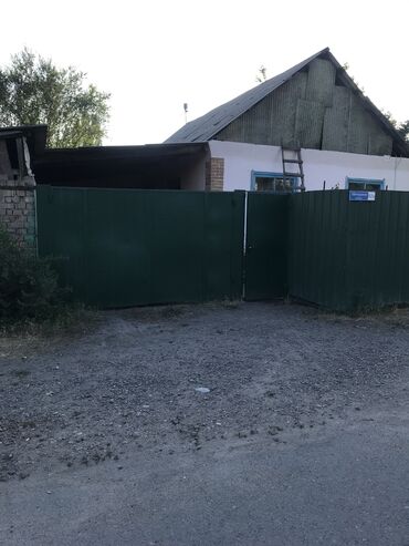 продаю дом село комсомольский: Үй, 6 кв. м, 2 бөлмө, Менчик ээси, Эски ремонт