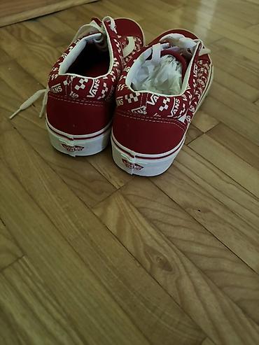 puške: Predstavljamo uniseks Vans Old Skool patike u crvenoj boji. Ove patike — 9