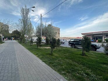 Kommersiya daşınmaz əmlakının satışı: Köhnə Günəşlidə əsas yolun kənarında, 9 mərtəbəli binanın — 6