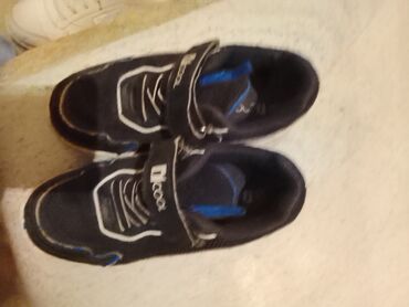 детские теннисные кроссовки: Uşaq idman ayaqqabısı - Rəng: qara, mavi və ağ detallı - Material