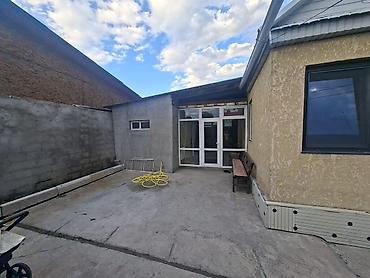 Үйлөрдү сатуу: 5 бөлмө, 110 м², 4 соток, Токмок, Менчик ээси — 3