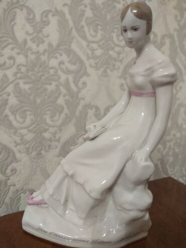 статуэтки: Статуэтка фарфоровая "барышня с книжкой", Татьяна Ларина, в идеальном