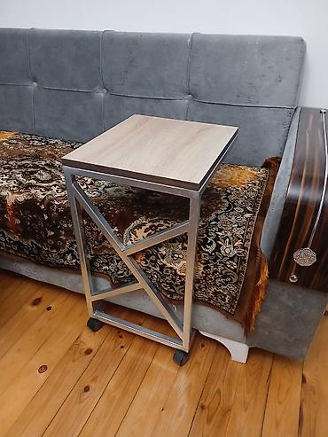 qaş stolu: Sürgülü yan masa – metal karkas və ağac teksturalı üstlük - Kompakt — 1